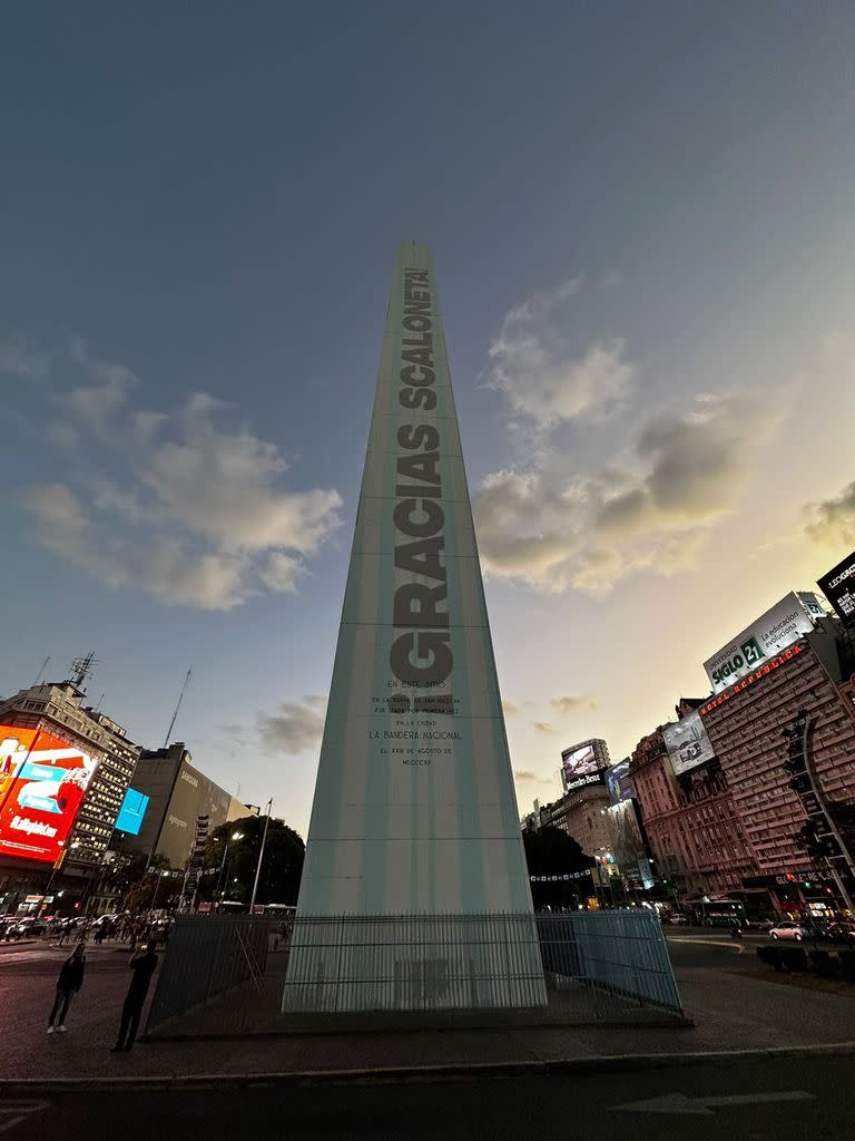 El Obelisco pintado con los colores de la bandera en el banderazo por la selección