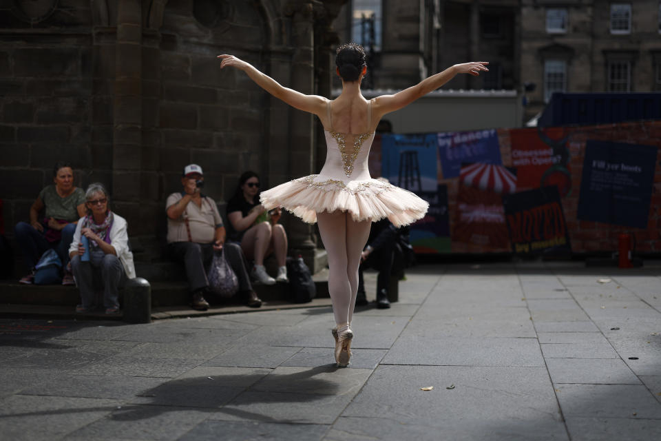 EDINBURGH, SCOTLAND - AUGUST 21: Street entertainers perform on Edinburgh's Royal Mile during the city's Festival Fringe on August 21, 2023 in Edinburgh, Scotland. Thousands of performers from across the world are in the Scottish Capital for the world's biggest arts festival, Edinburgh Festival Fringe hosts thousands of shows is now marking its 76th year. (Photo by Jeff J Mitchell/Getty Images)