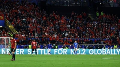 El eslogan de Hisense "NEVER SETTLE FOR NO.2 GLOBALLY" (NUNCA TE CONFORMES CON EL NÚMERO 2 A NIVEL MUNDIAL) en el panel LED de la UEFA EURO 2024™ (PRNewsfoto/Hisense)