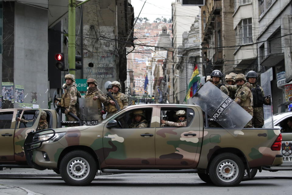 La policía militar patrulla una marcha de simpatizantes del expresidente Evo Morales al entrar a La Paz, Bolivia, el martes 12 de noviembre de 2019. (AP Foto / Natacha Pisarenko)