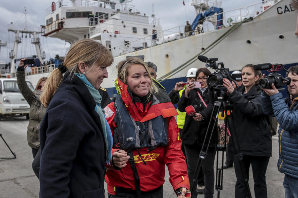 Su madre recibe a la navegante solista británica Susie Goodall luego de llegar al buque de carga MV Tian Fu en Punta Arenas, Chile, el viernes 14 de diciembre de 2018. El buque de carga rescató a Goodall la semana pasada luego de que una violenta tormenta arrancara el mástil de su yate. (AP Foto / Joel Estay)