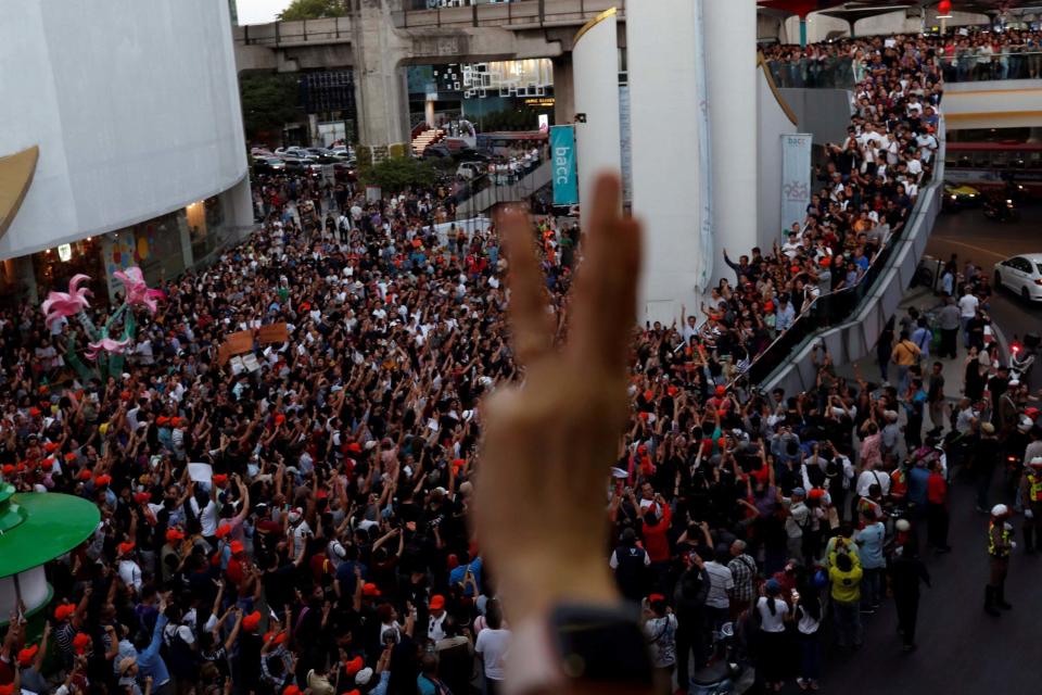 The resistance salute held up by thousands of opposition supporters (REUTERS)