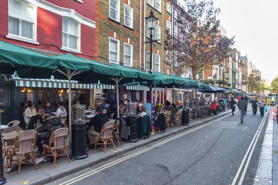  People dining at the restaurants on James Street on the eve of the 2nd Lockdown in London. Pubs and restaurants to close as England forced into new national coronavirus lockdown. (Photo by Dave Rushen / SOPA Images/Sipa USA) 