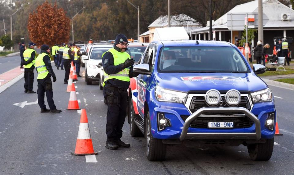 Police in the southern New South Wales (NSW) border city of Albury check cars crossing the state border from Victoria. Source: Getty