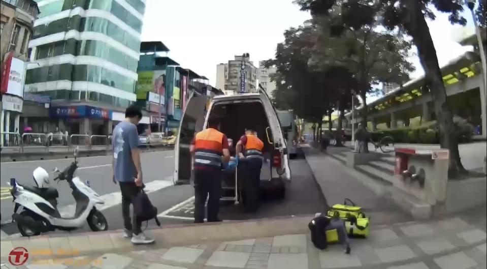 救護車到場將兩名傷者送醫救治。（圖/記者 張泓笙翻攝）