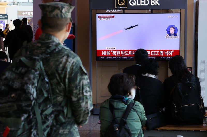 Unas personas observan un televisor que emite una noticia sobre el lanzamiento de tres misiles balísticos al mar por parte de Corea del Norte, en Seúl, Corea del Sur