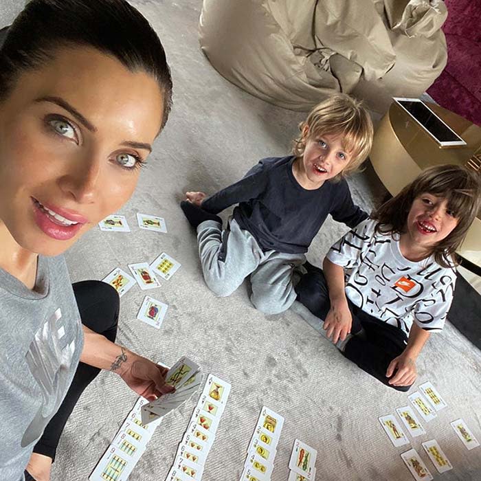 Pilar Rubio y sus hijos mayores jugando a las cartas