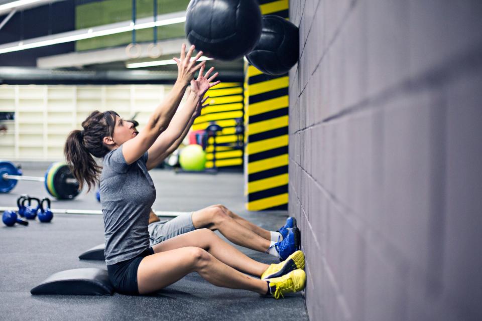 Beim Krafttraining geht es nicht nur um das Heben von Gewichten – auch Übungen wie das Werfen von Medizinbällen, das Tragen von Sandsäcken und Bewegungen mit dem eigenen Körpergewicht wie Liegestütze zählen. - Copyright: xavierarnau/Getty Images