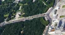 <p>A huge banner promoting the minimum guaranteed income proposal ahead of its vote is seen near the Brandenburg gate in Berlin, Germany, May 29, 2016. <em>(Reuters/Hannibal Hanschke)</em> </p>