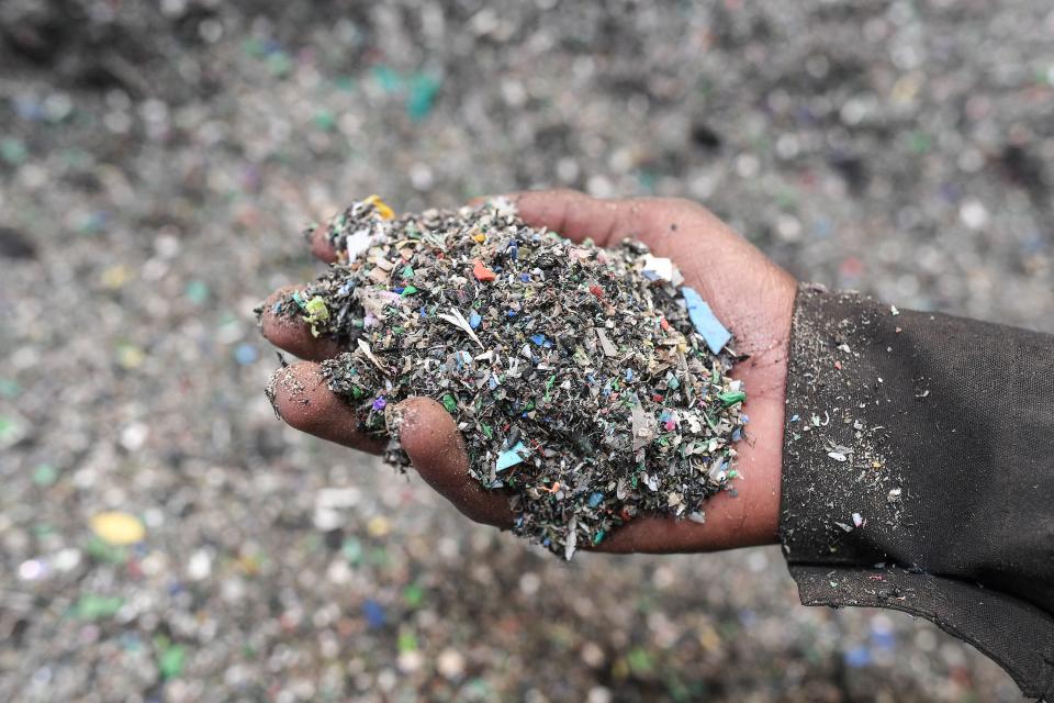 <p>La empresa recicla cada día alrededor de 500 kilos de plástico reduciendo así el problema de la contaminación en Kenia. (Foto: Simon Maina / AFP / Getty Images).</p> 