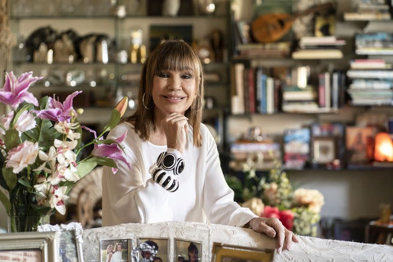 Libros, flores, fotografías y objetos que encierran recuerdos, el universo de Mora Furtado, la mujer exótica que impuso un estilo propio sobre las pasarelas