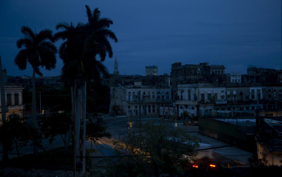 Un vecindario permanec a oscuras durante un apagón provocado por el paso del huracán Ian en La Habana, Cuba, la madrugada del miércoles 28 de septiembre de 2022. El huracán Ian dejó sin electricidad a toda la isla. (AP Foto/Ismael Francisco)