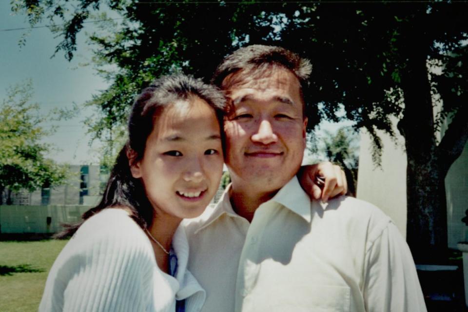 Melanie Lee y Robert Shinn en un fotograma del documental de Netflix ‘Bailando para el diablo: La secta de 7M en TikTok’ (Netflix)