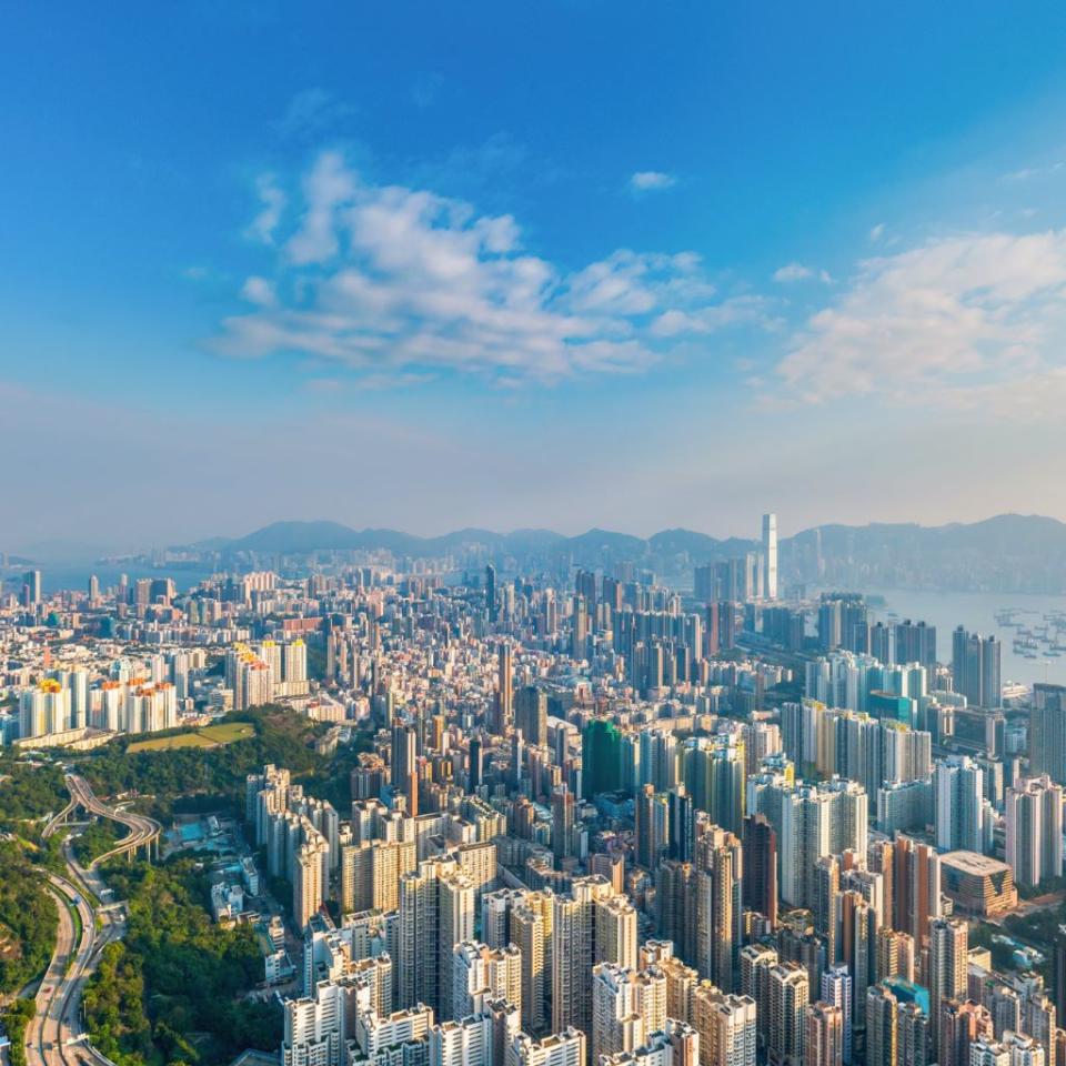 香港旅發局宣布推出新一輪「賞你遊香港」活動，名額增至 2 萬個。 
