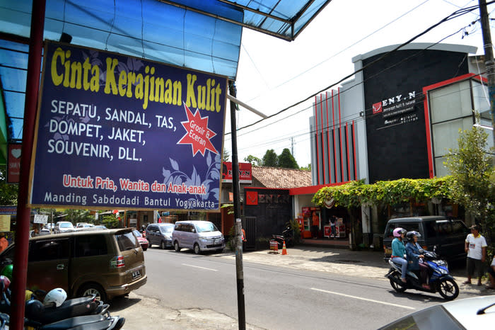 Since 1970s: The merchants at the Manding leather handicraft center started out as saddle makers. But in the 1970s, they began to create leather products for fashion, such as jackets, bags, shoes, sandals and various accessories.