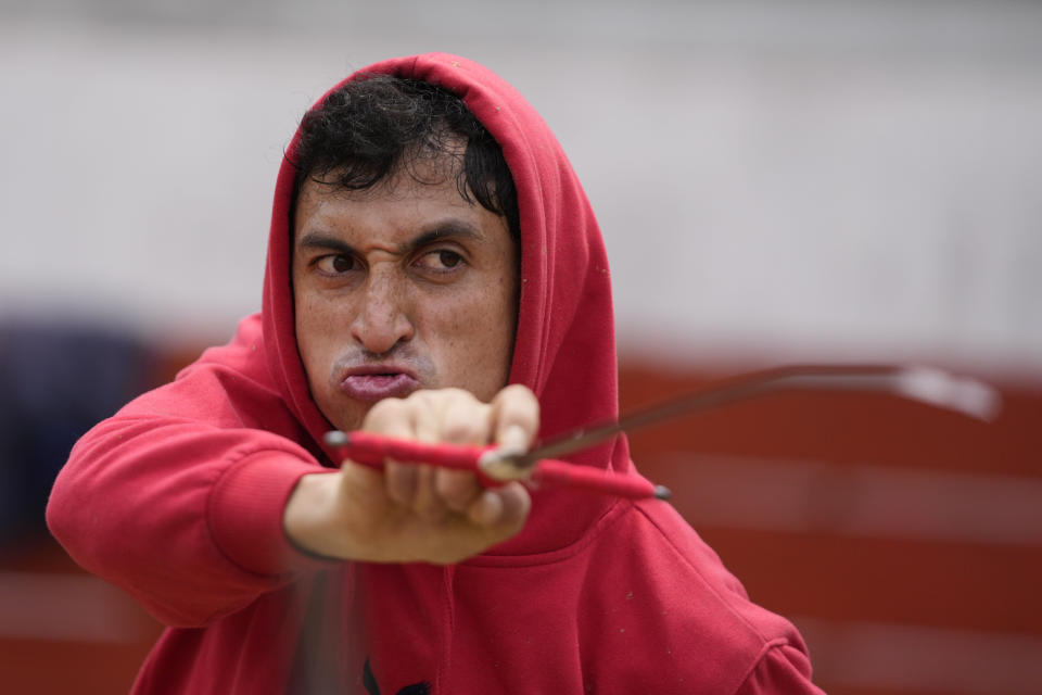 El matador colombiano José Luis Vega, de 30 años, prepara su espada para la estocada en una práctica en la plaza de toros de Choachí, Colombia, el sábado 22 de junio de 2024. (AP Foto/Fernando Vergara)