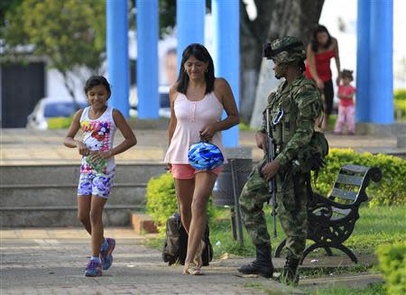 A Colombian soldier stands guard at a street in Caloto February 6, 2014. REUTERS/Jaime Saldarriaga