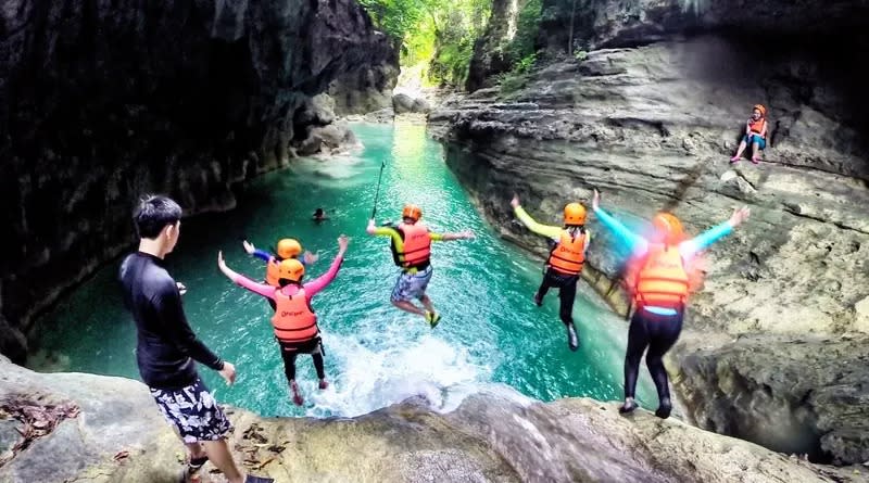 Moalboal Island Hopping and Canyoneering Experience in Cebu. (Photo: Klook SG)