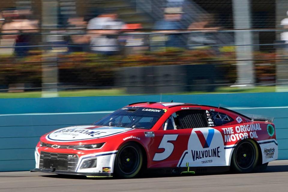 Kyle Larson (5) competes during a NASCAR Cup Series auto race at Homestead-Miami Speedway, Sunday, Oct. 23, 2022, in Homestead, Fla. (AP Photo/Terry Renna)