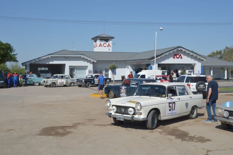 Varios coches repostan combustible en el estación ACA de San Antonio de la Paz, Catamarca, donde a pocos metros los esperaban decenas de lugareños para saludarlos a su paso.