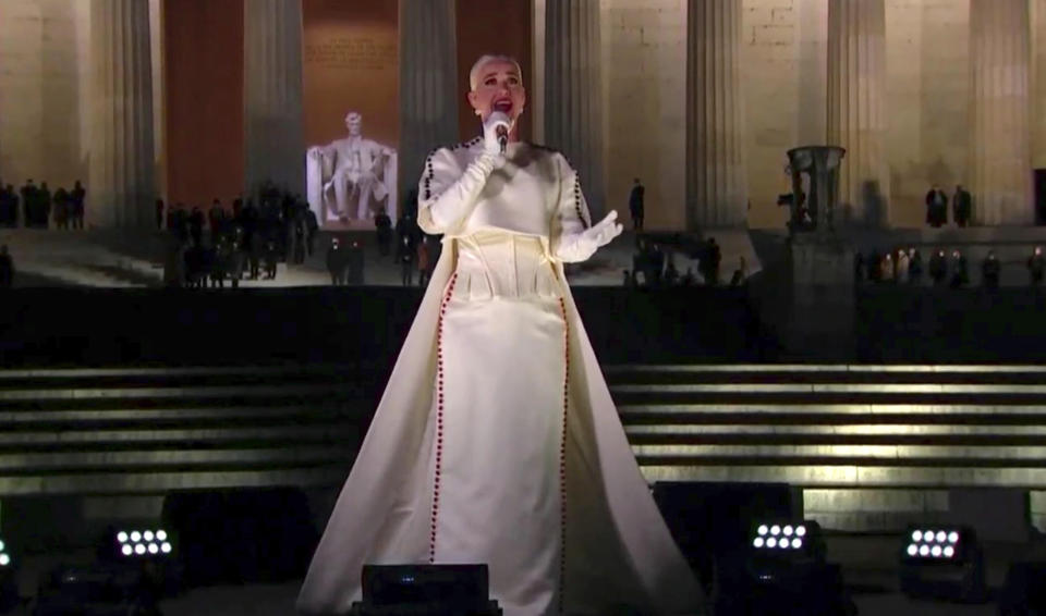 En esta imagen tomada de video, Katy Perry interpreta "Firework" al final del especial "Celebrating America" el miércoles 20 de enero del 2021, tras la investidura del presidente Joe Biden, en Washington. (Biden Inaugural Committee via AP)