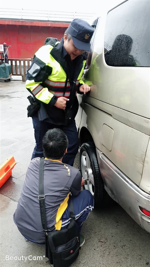 金山警分局乾華派出所警員李俊賢5分鐘趕到神救援。（圖／翻攝畫面）