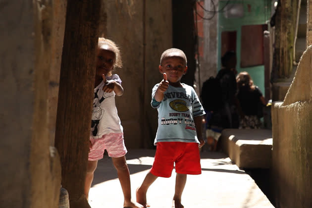 Kinder (hier in den Favelas Brasiliens): Nur ein Grund, warum die Welt nicht untergehen darf (Bild: Still "99 Gründe")