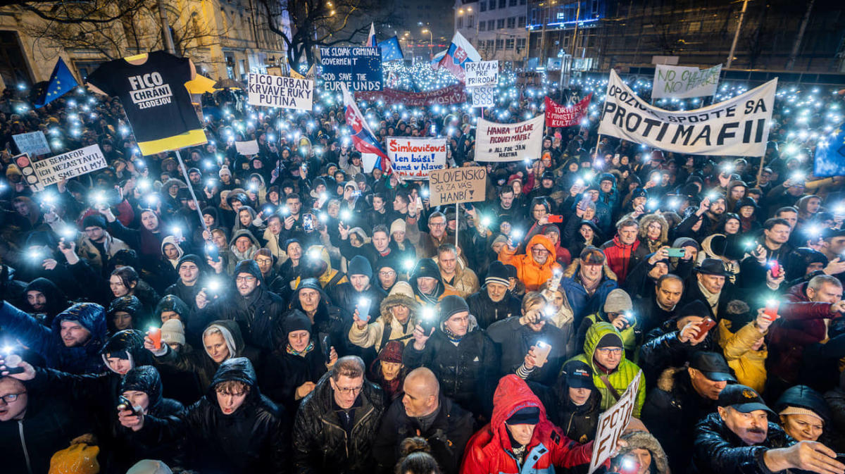 Slovensko je svedkom masových protestov proti Ficovej vláde s rekordnou účasťou v Bratislave – foto