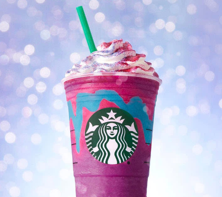 Den Frappuccino in Einhorn-Optik gibt es jetzt bei Starbucks. (Bild: Twitter / Starbucks)