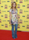 Jessica Alba patinó con su look para los Teen Choice Awards 2005. Una camisola floral, unos vaqueros y unos <em>peep toes</em> conforman este inclasificable <em>outfit</em>. (Foto: Jon Kopaloff / Getty Images)