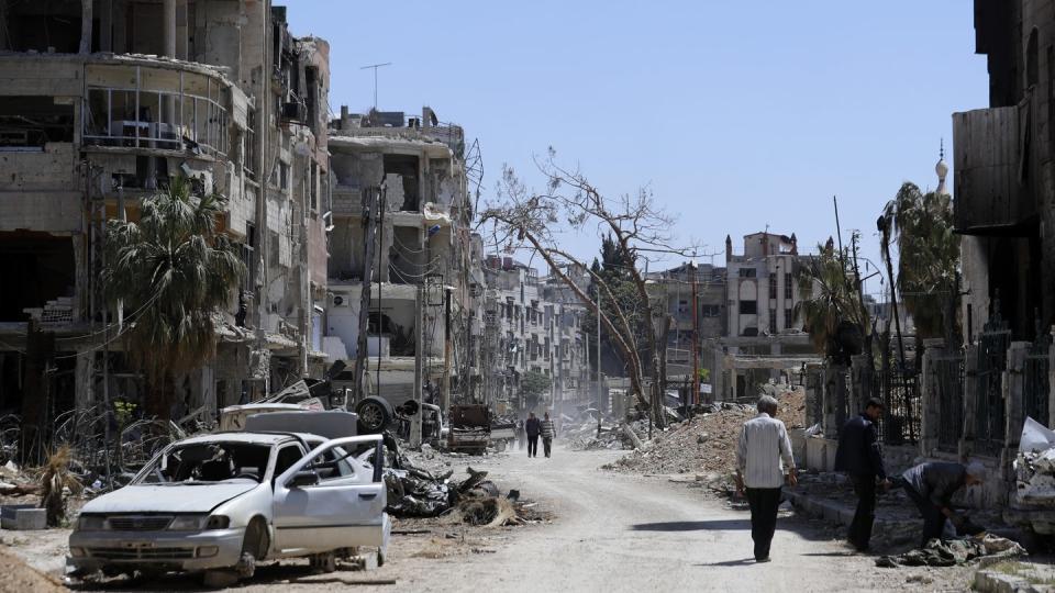 Zerstörter Straßenzug in einem Vorort der syrischen Hauptstadt Damaskus. Foto: Hassan Ammar/AP