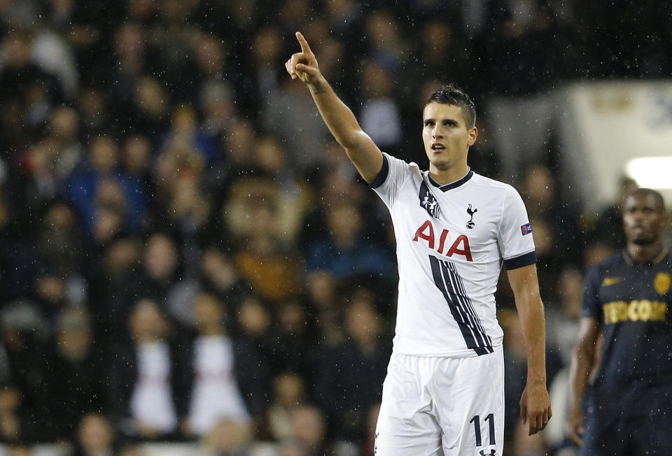 Erik Lamela celebra tras marcar un gol para Tottenham en el partido contra Mónaco en la Liga Europa el jueves 10 de diciembre de 2015. (AP Foto/Frank Augstein)