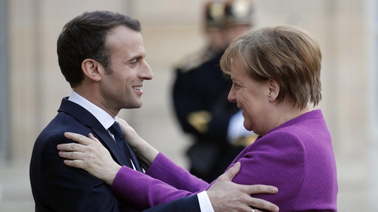 Emmanuel Macron, Präsident von Frankreich (r) begrüßt Bundeskanzlerin Angela Merkel (CDU) am Elysee-Palast in Paris. Foto: Francois Mori/AP