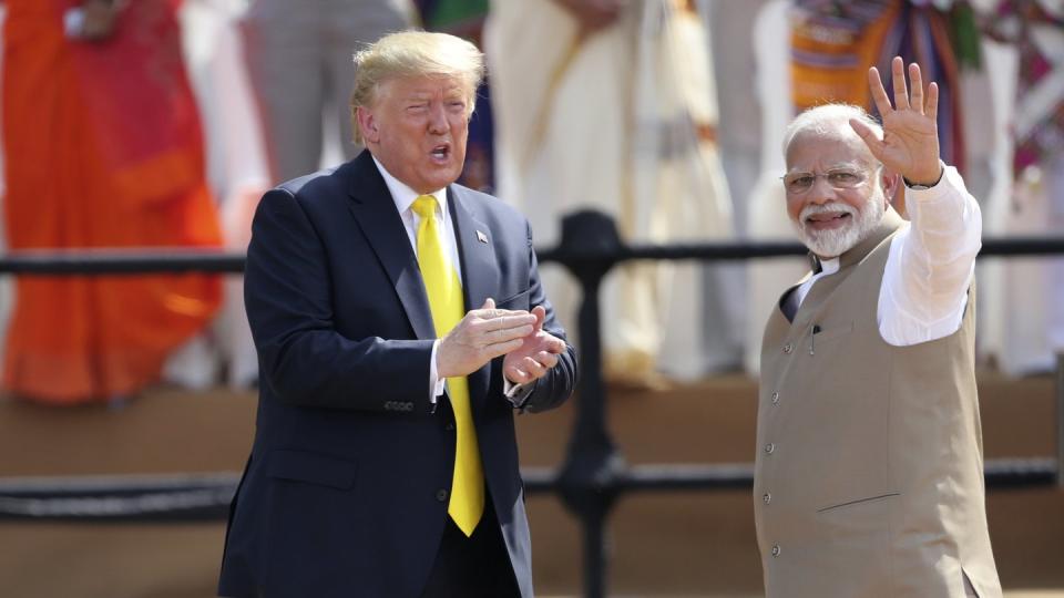 Der indische Premierminister Narendra Modi begrüßt US-Präsident Donald Trump in Ahmedabad.