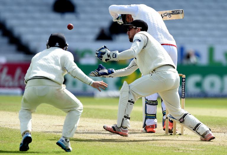 New Zealand wicketkeeper Luke Ronchi (centre) stretches for a catch on the fifth and final day of the second Test against England at Headingley in Leeds, northern England, on June 2, 2015