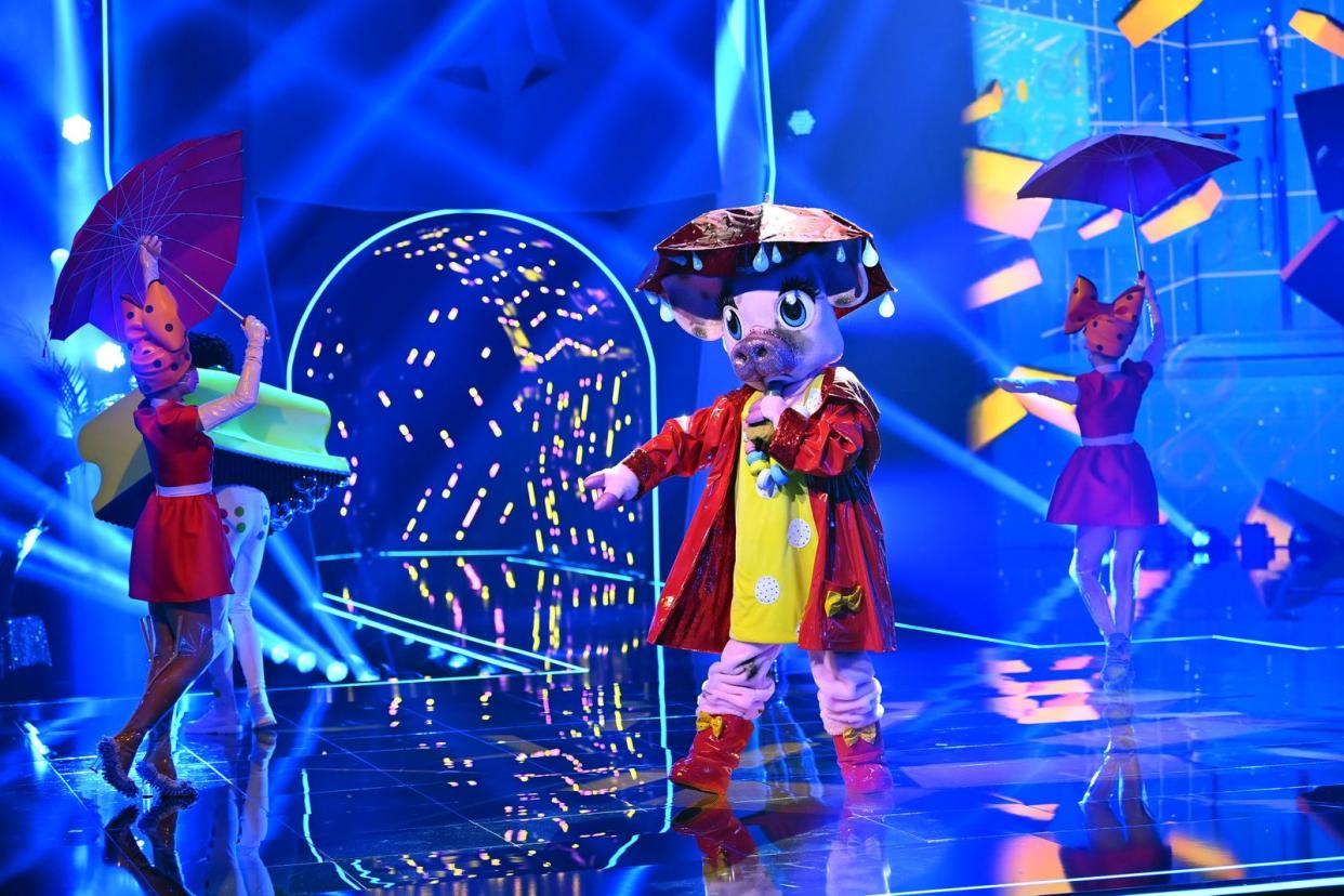 Am Faschingsdienstag startete ProSieben mit der Musikshow "The Masked Singer". Die Auftaktfolge erreichte Traumquoten: Im Schnitt verfolgten 3,55 Millionen Zuschauer die Sendung. Am Ende musste Sportmoderatorin Katrin Müller-Hohenstein, die sich in dem Schweinekostüm verbarg, die Show verlassen. (Bild: ProSieben/Willi Weber)