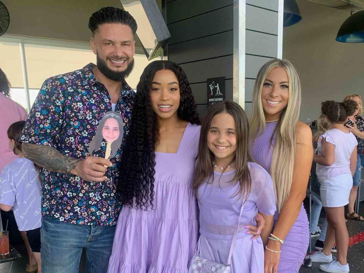 <p>Pauly D with girlfriend Nikki Hall, daughter Amabella DelVecchio, and Amanda Lynn</p> Pauly D, Nikki Hall, Amabella DelVecchio, and Amanda Lynn