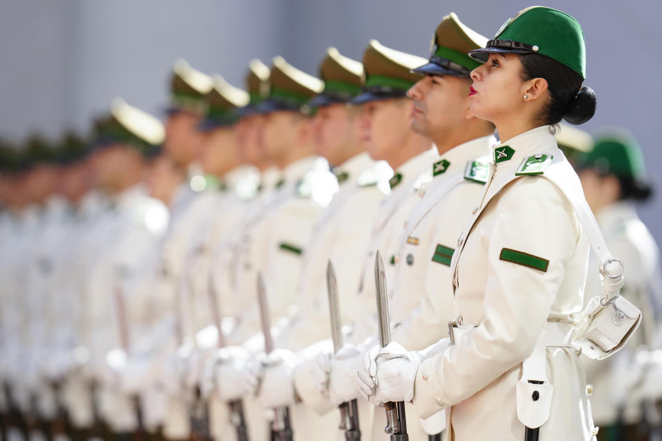 Miembros de la guardia de honor, en formación, mientras el presidente de Chile, Gabriel Boric, da la bienvenida a su homóloga griega, Katerina Sakellaropoulou, en el palacio presidencial de La Moneda, en Santiago, Chile, el 24 de abril de 2024. (AP Foto/Esteban Félix)