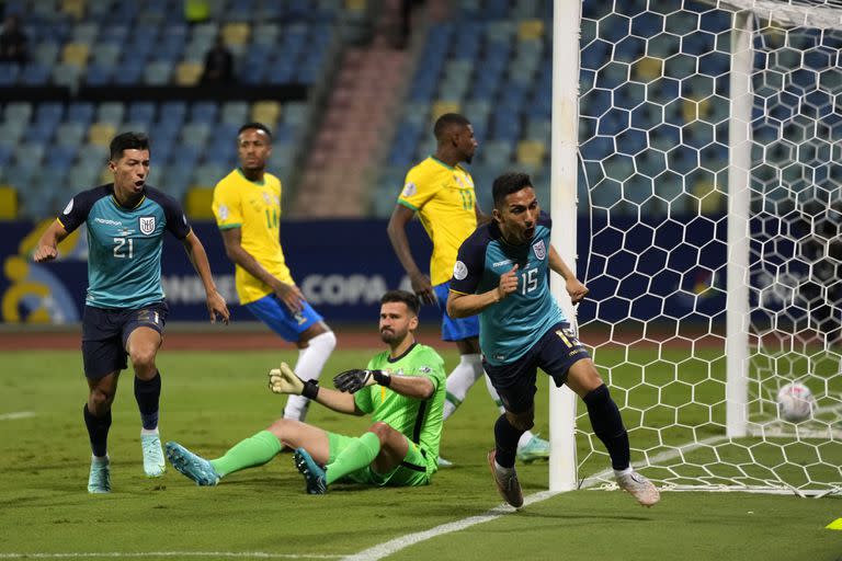 El ecuatoriano Ángel Mena, a la derecha, celebra el gol del primer gol de su equipo contra Brasil durante un partido de fútbol de la Copa América en el estadio Olímpico de Goiania, Brasil, el domingo 27 de junio de 2021 