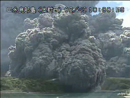 A video grab from the Japan Meteorological Agency's live camera image shows an eruption of Mount Shindake on Kuchinoerabujima island, Kagoshima Prefecture, southwestern Japan, May 29, 2015. REUTERS/Japan Meteorological Agency/Handout via Reuters