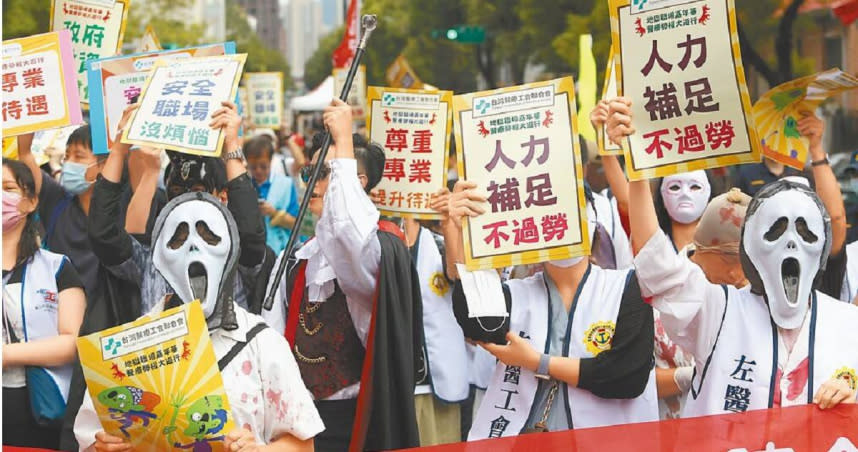 包含醫師、護理師、醫檢師、治療師、放射師等各職類的第一線醫療人員，22日舉辦醫療勞權大遊行，爭取合理的待遇。（圖／中國時報鄭任南攝）