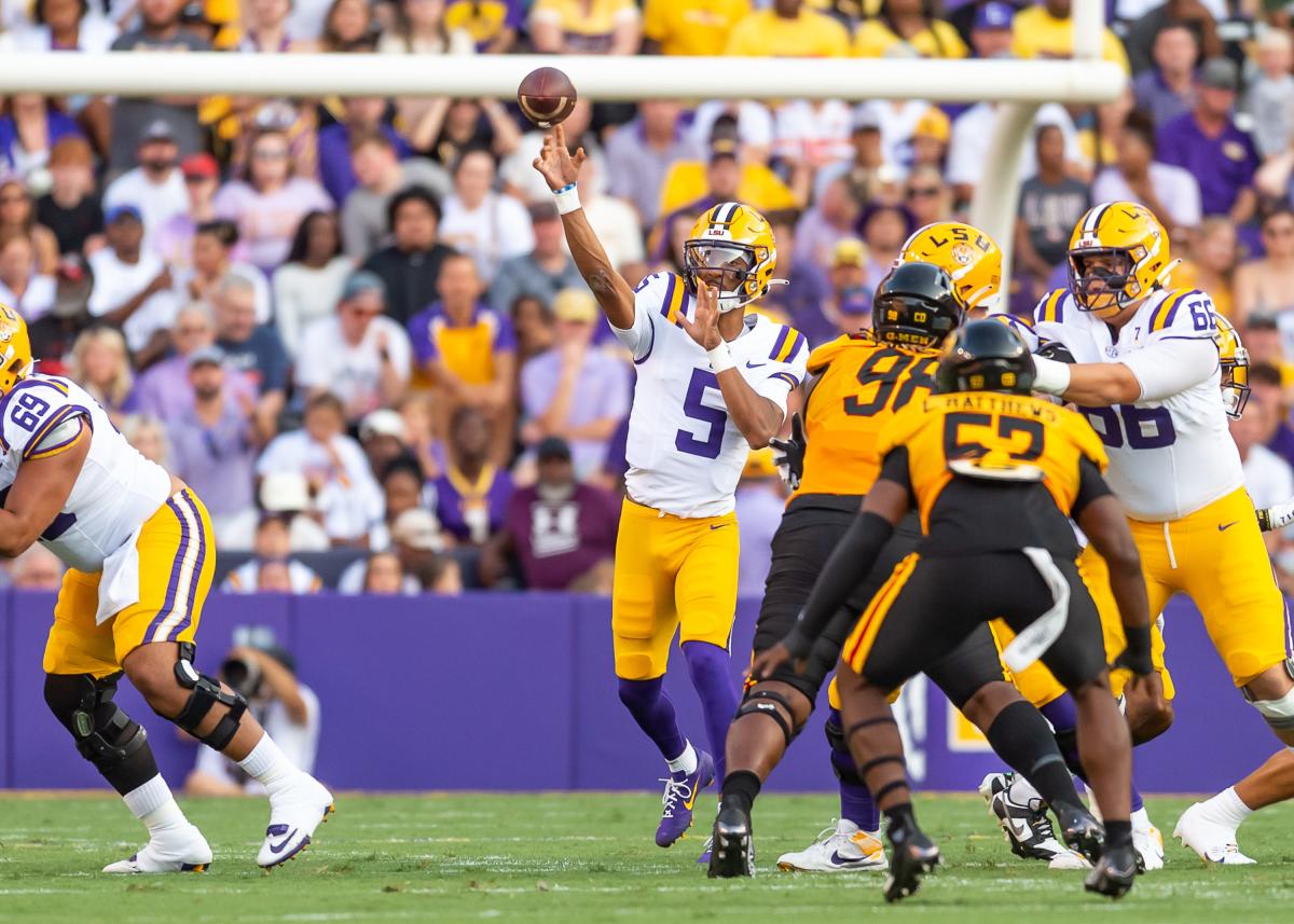 Baton Rouge, LA, USA. 20th Oct, 2018. LSU Tigers quarterback Joe Burrow (9)  looks to pass the ball against Mississippi State Bulldogs during the game  between the LSU Tigers and Mississippi State