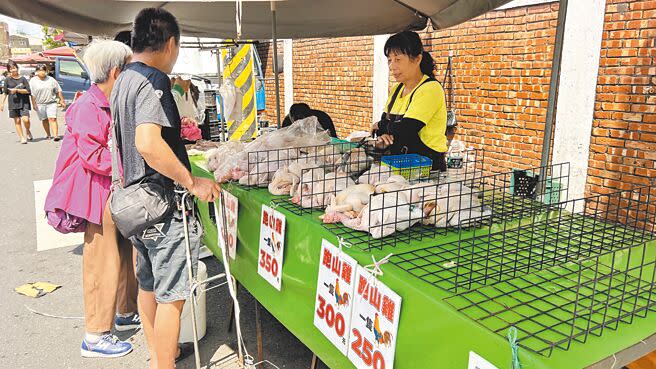 中元節前夕，有些家戶提早準備供品祭拜，台南鹽水牛墟假日十分熱鬧。（張毓翎攝）