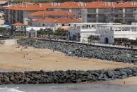 Vista aérea en la que se ve la pared construida en la playa para proteger las dunas de arena de la erosión , en Anglet.