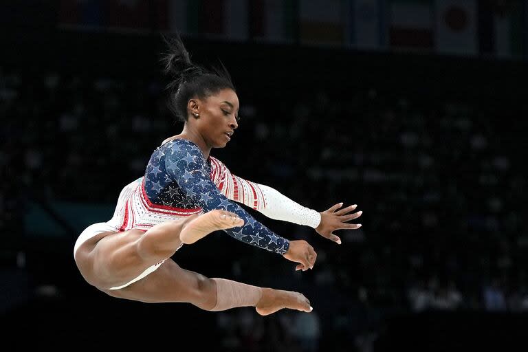 La estadounidense Simone Biles realiza su rutina en la viga de equilibrio en los Juegos Olímpicos de París, el martes 30 de julio de 2024 