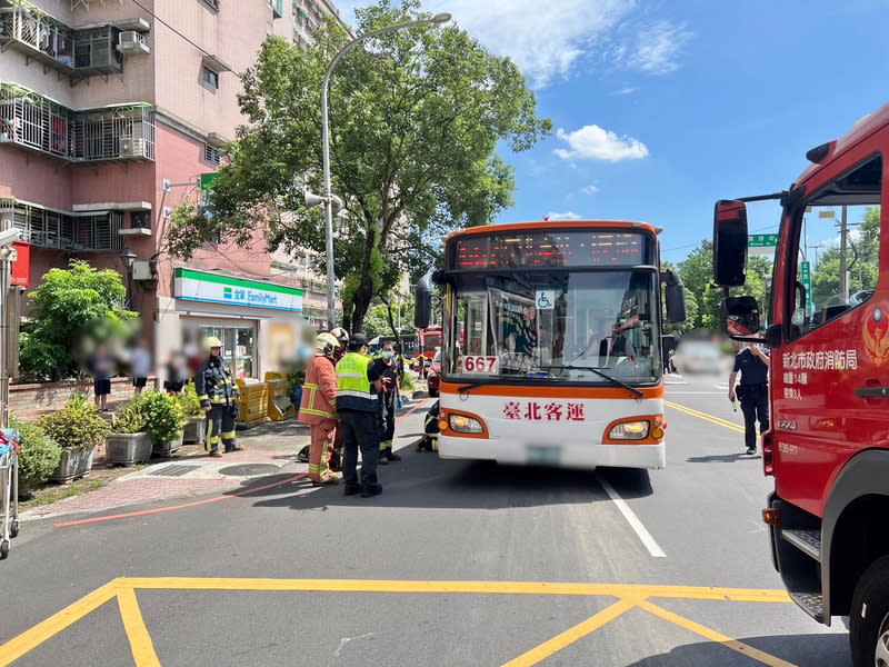 新北中和發生公車未停讓意外，導致一名過馬路行人遭撞斃。（圖／中央社）