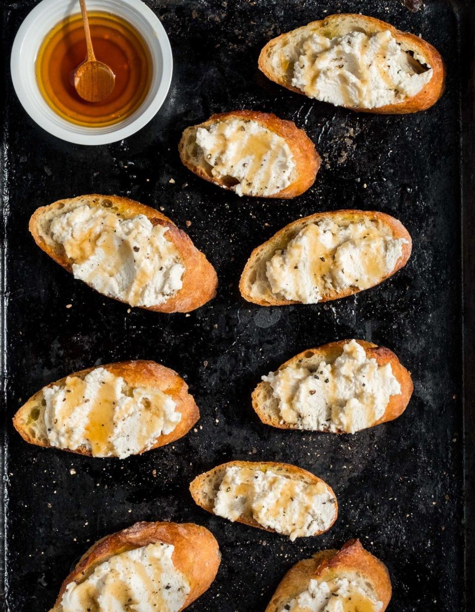 Crostinis ricotta, miel et truffe