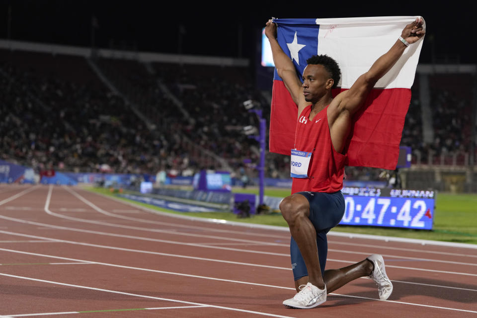 El chileno Santiago Ford celebra tras ganar la medalla de oro del decatlón en el atletismo de los Juegos Panamericanos en Santiago, Chile, el martes 31 de octubre de 2023. (AP Foto/Natacha Pisarenko)