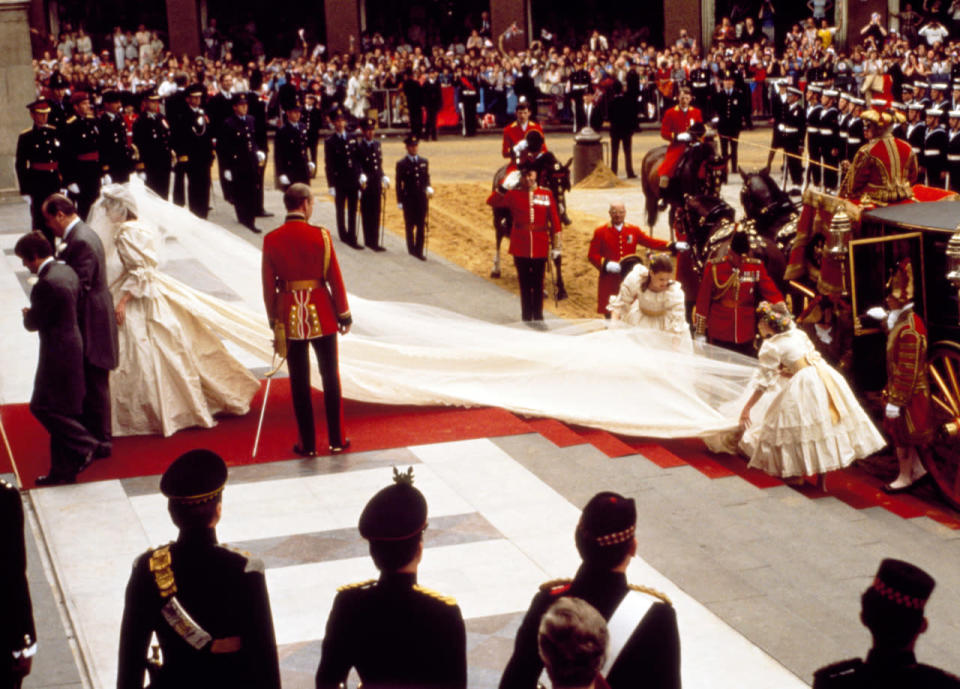 Prinzessin Dianas Hochzeitskleid ging in die Geschichte ein. Ihre Schleppe von 7,62 Metern war die längste, die jemals bei einer royalen Hochzeit gesehen wurde. Diana musste das Laufen in diesem Kleid üben. 