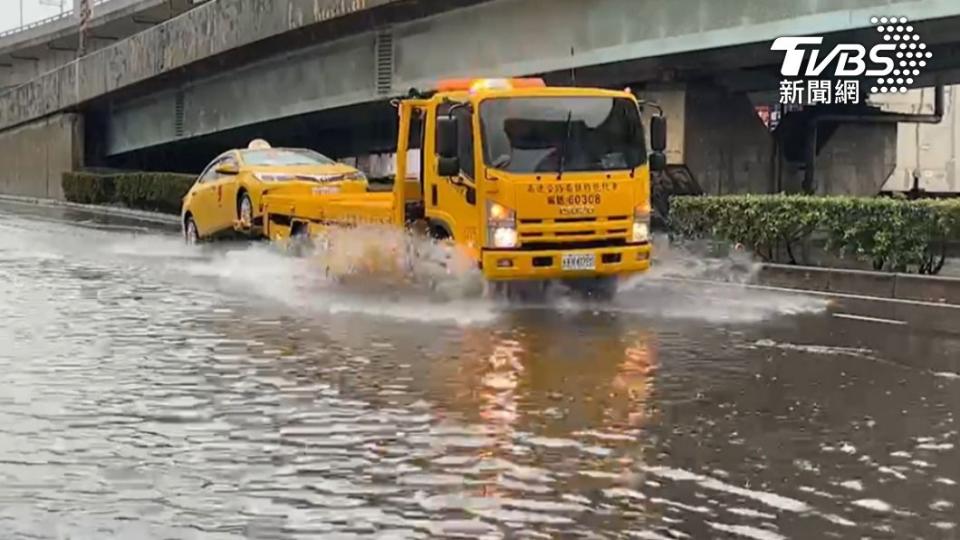 計程車拋錨。（圖／TVBS）